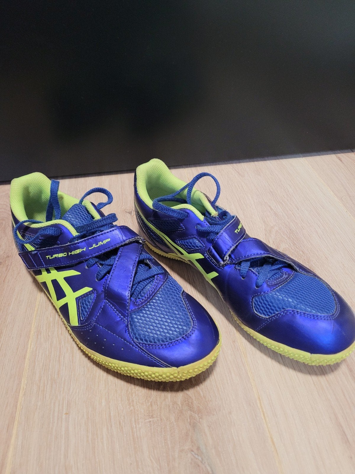 Spikes atletiek hoogspringen, Ophalen, Spikes