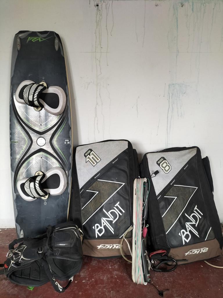 2 kites F‑One Bandit 5th Edition (8 & 11) + board + gordel, Watersport en Boten, Ophalen, Gebruikt