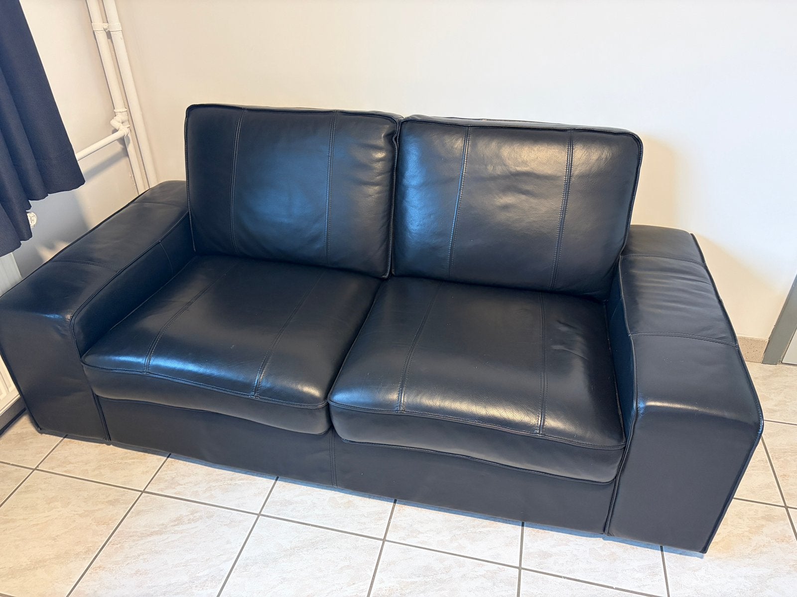 IKEA Kivik 2-zits bank in zwart leer, 75 à 100 cm, Comme neuf, Enlèvement, 150 à 200 cm