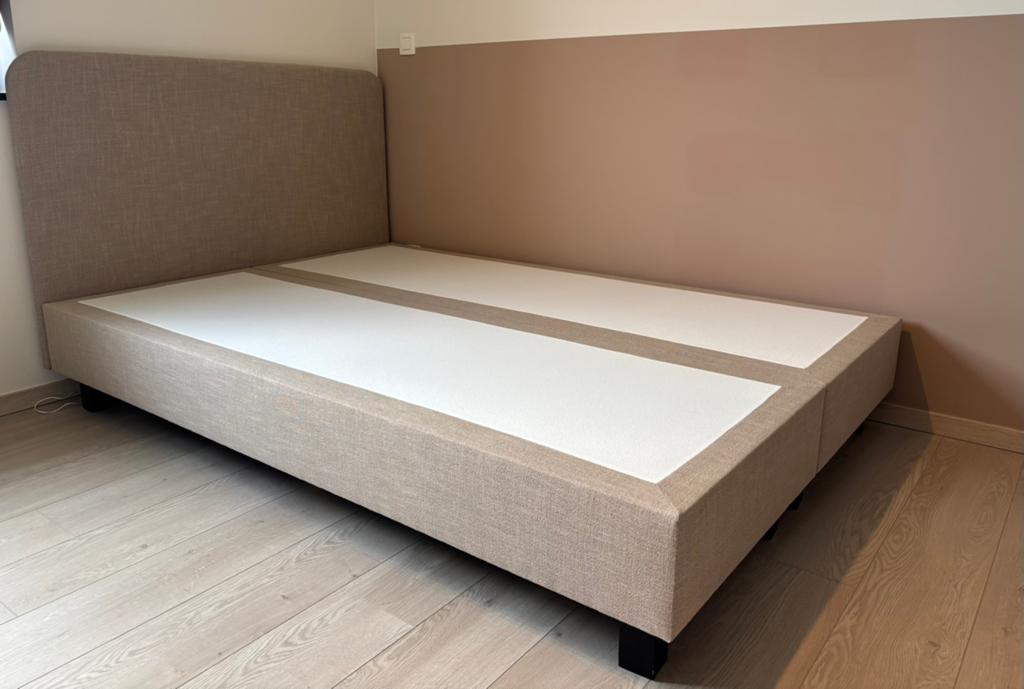 Plum'Art 140x200 boxspring met hoofdbord — Uitstekende staat, Huis en Inrichting, Slaapkamer | Boxsprings, Zo goed als nieuw, 140 cm