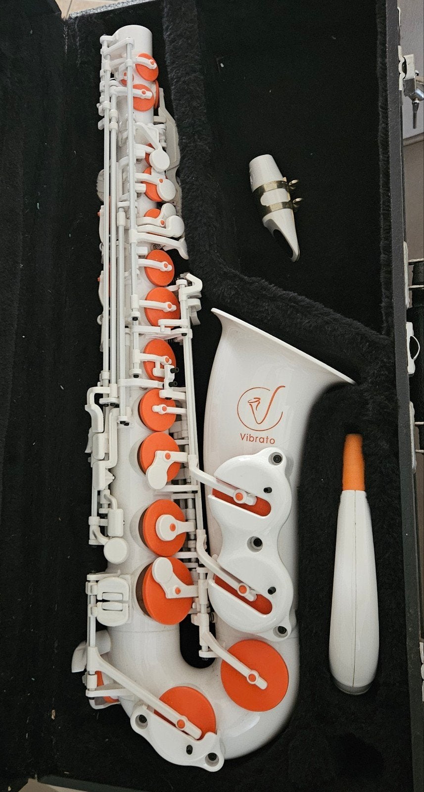 altsaxofoon vibrato, Muziek en Instrumenten, Blaasinstrumenten | Saxofoons, Zo goed als nieuw, Alt, Met koffer