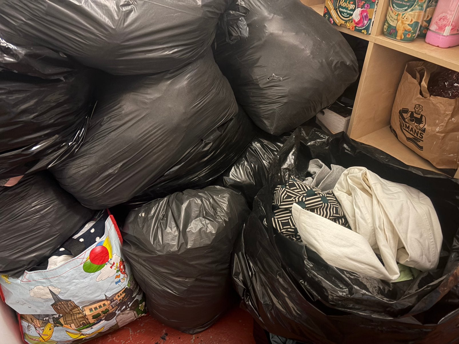 9 hele grote zakken kleding! Van maat s tot maat xxl, Huis en Inrichting, Zitzakken, Ophalen, Zo goed als nieuw