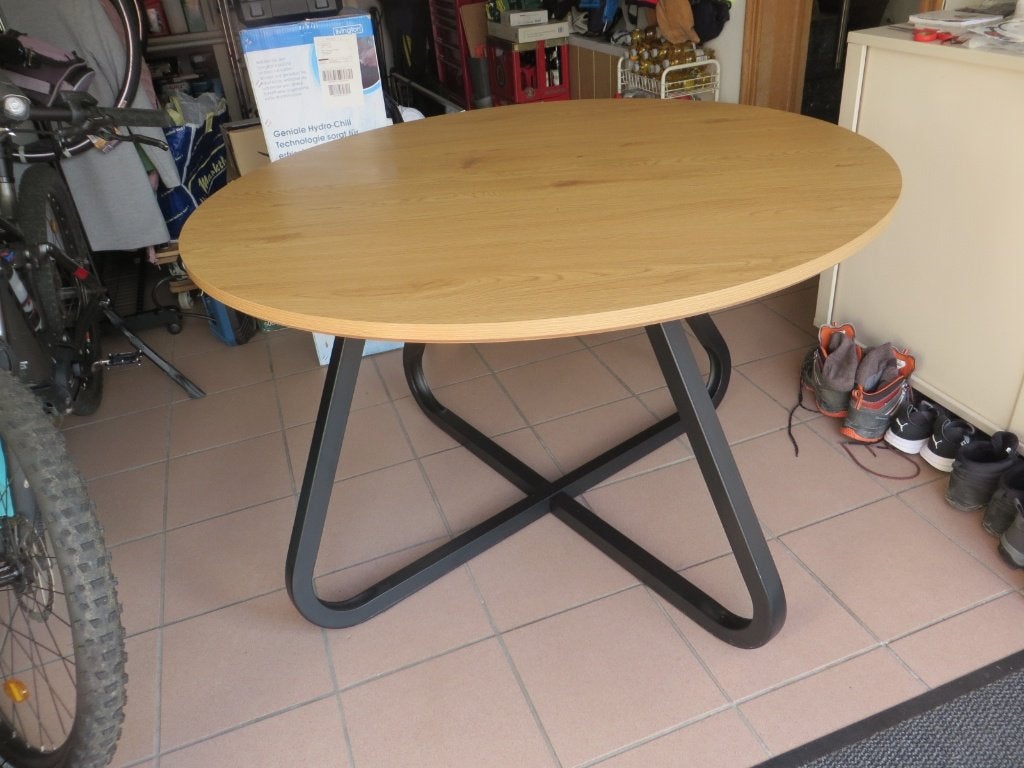 Ronde moderne eiken tafel met metalen poten, Huis en Inrichting, Tafels | Salontafels, Ophalen, Zo goed als nieuw, 75 – 100, Modern
