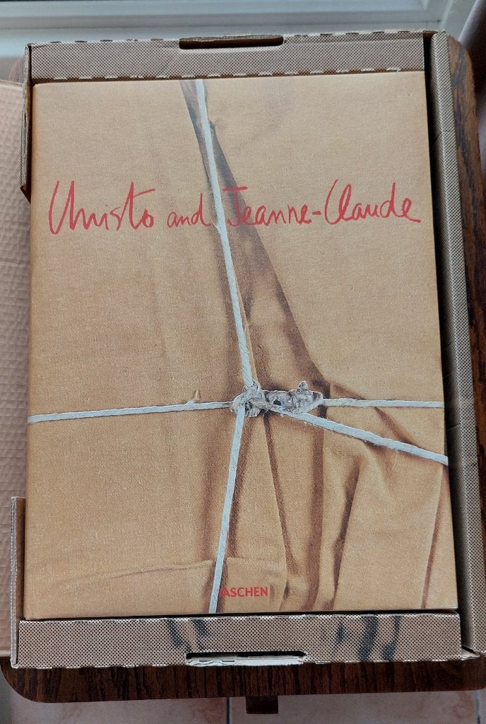 Kunstboek Christo and Jeanne-Claude Taschen nieuw in box XXL, Paul Goldberger, Nieuw, Ophalen of Verzenden, Grafische vormgeving