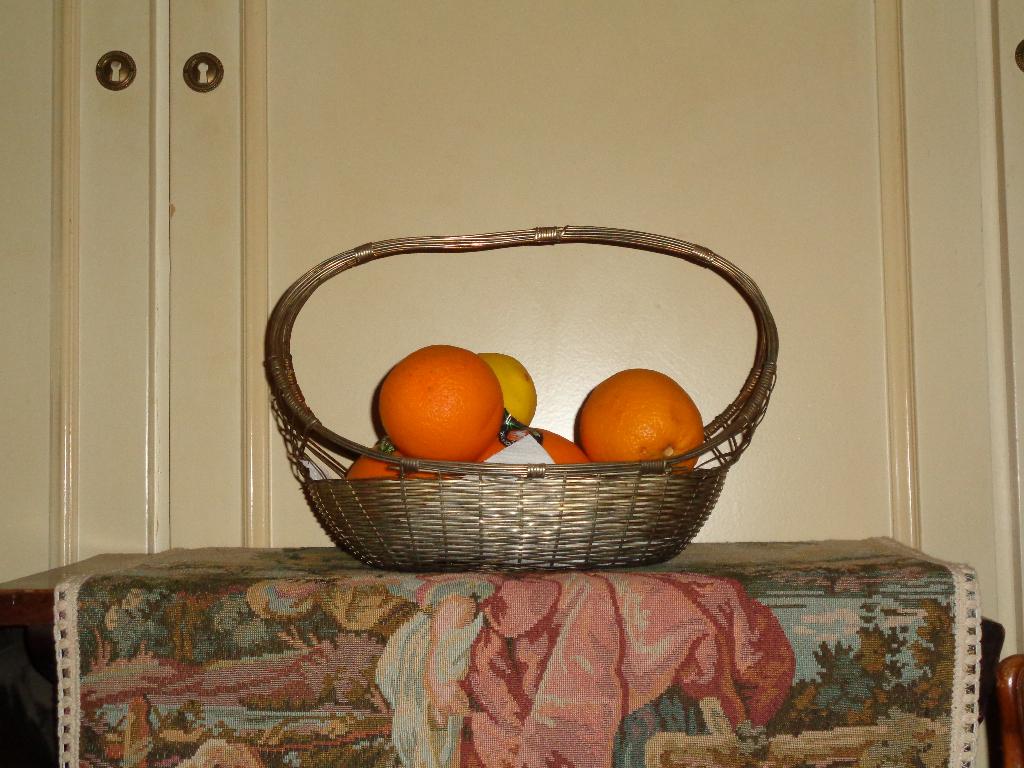 Très joli panier à fruits en métal (argenté ?), Enlèvement ou Envoi