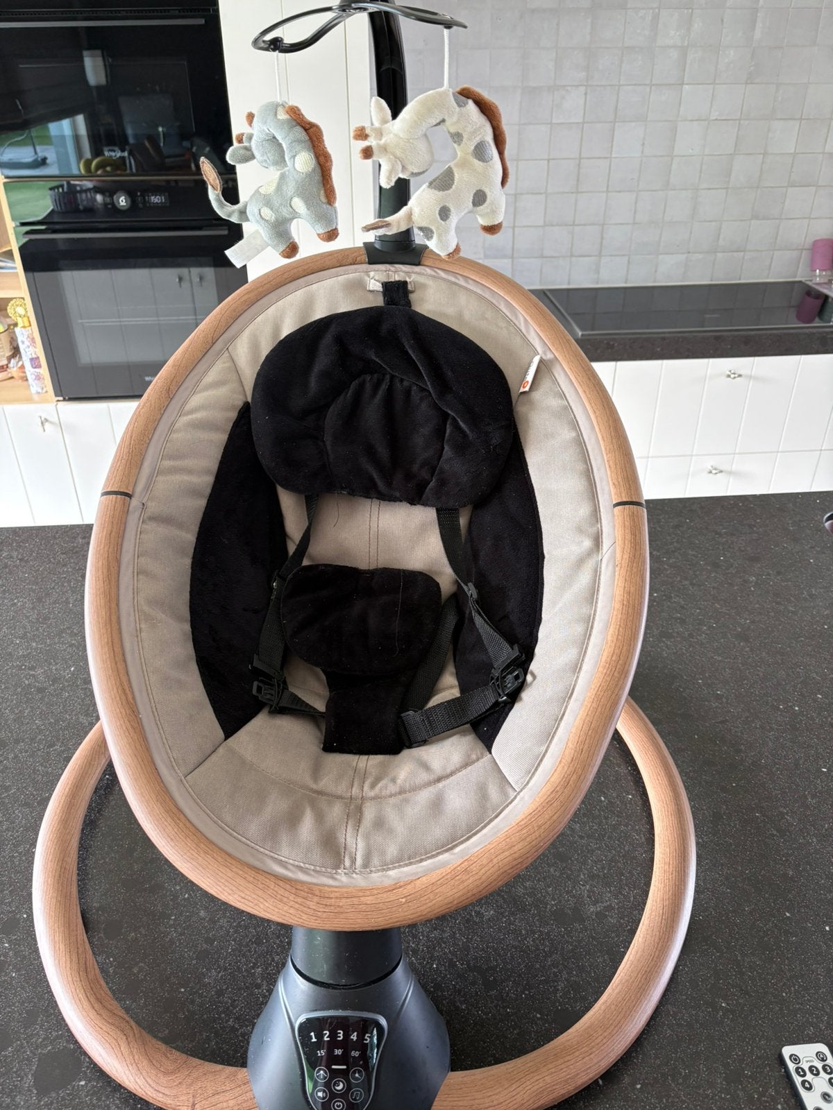 Qute Q-Rocker elektrische babyschommel – houtlook, Kinderen en Baby's, Ophalen, Zo goed als nieuw
