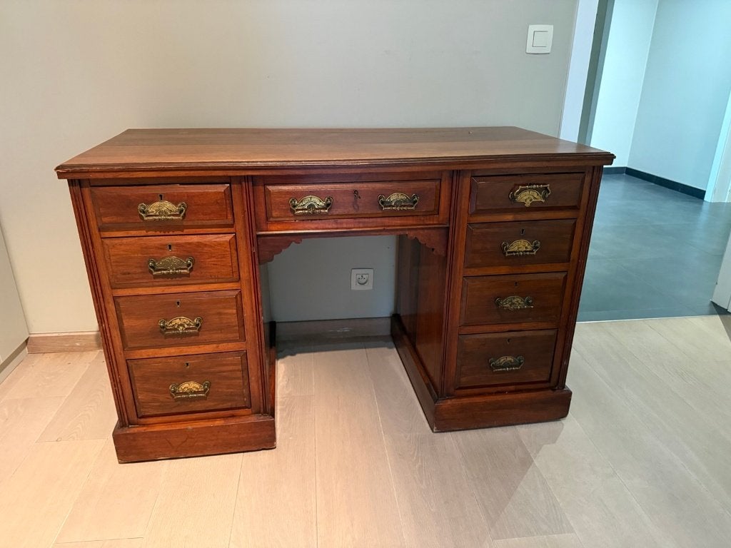 Bureau classique en bois avec 9 tiroirs, Antiquités & Art, Enlèvement