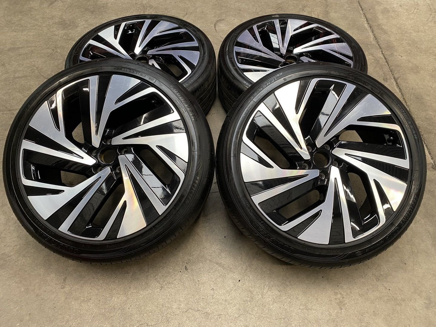 ✅DIV 21 inch originele Narvik velgen VW ID.4 + zomerbanden, Gebruikt, -, -, Banden en Velgen
