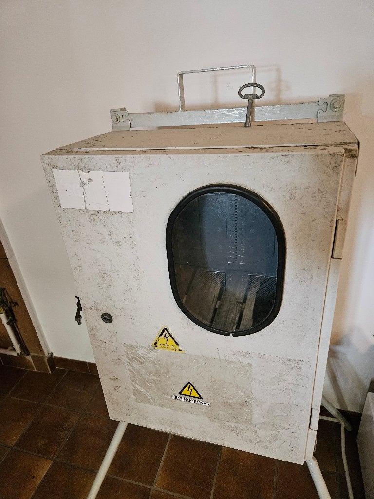 Werfkast op voet voorzien van 25D60 voor digitale meter., Ophalen, Gebruikt, Stopcontact