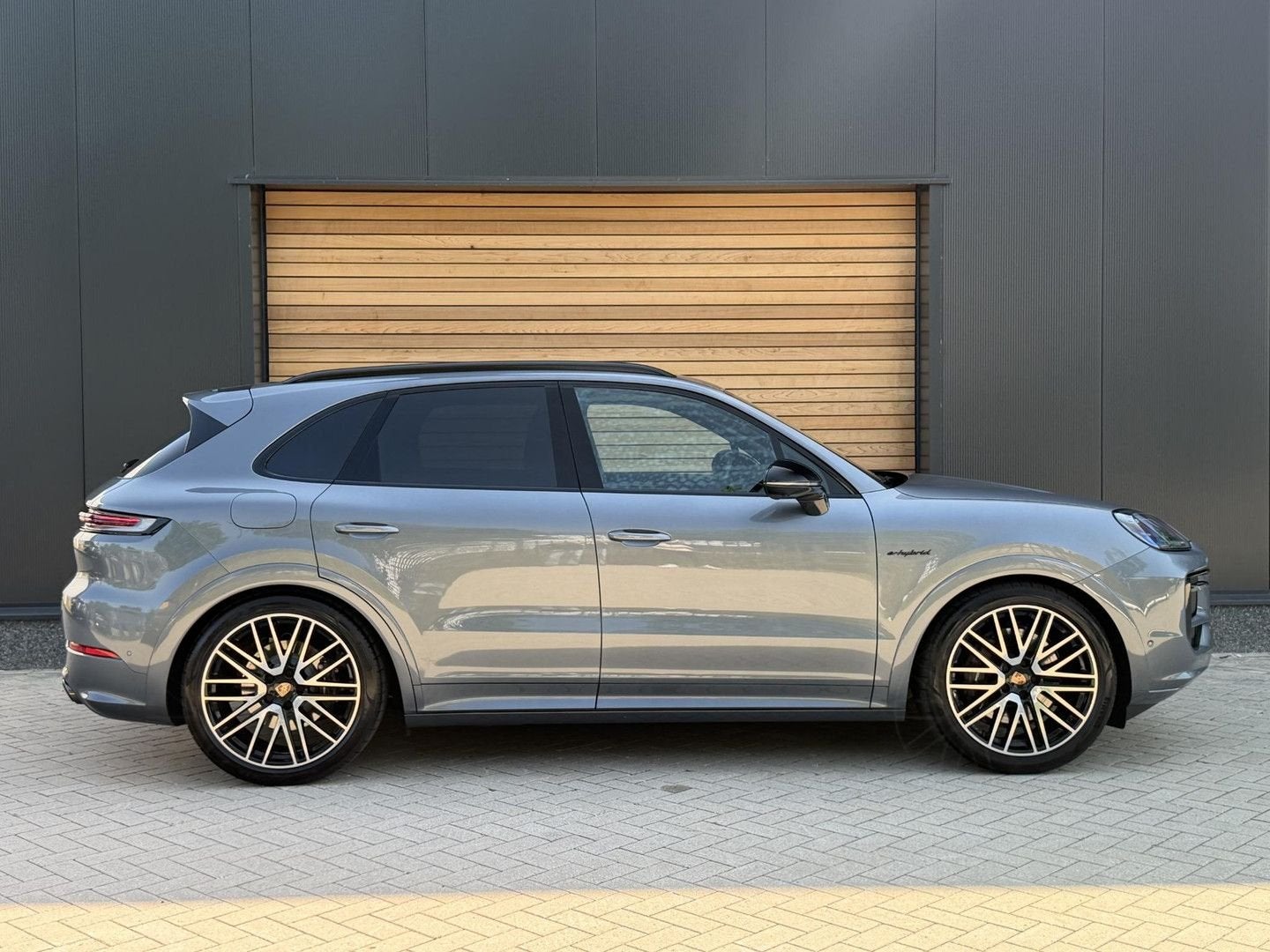 Porsche Cayenne 3.0 E-Hybrid Black Edition SportDesign PANO|, Auto's, Porsche, Cayenne, Zwart, 26 kWh, Hybride Elektrisch/Benzine