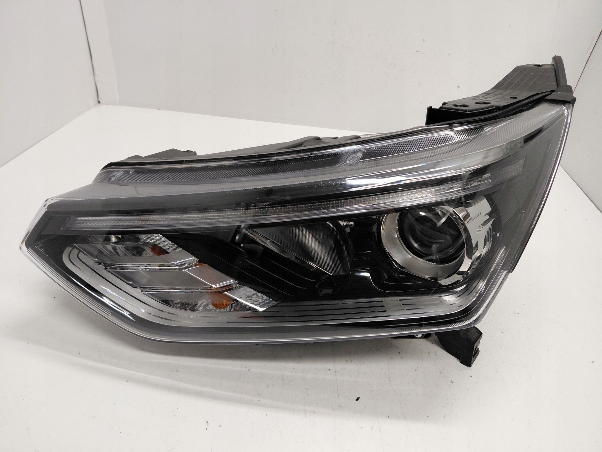 Phare gauche SsangYong Korando C300 8310137101, Info@kg-mobility.com, KG Mobility Corporation, Utilisé, SsangYong