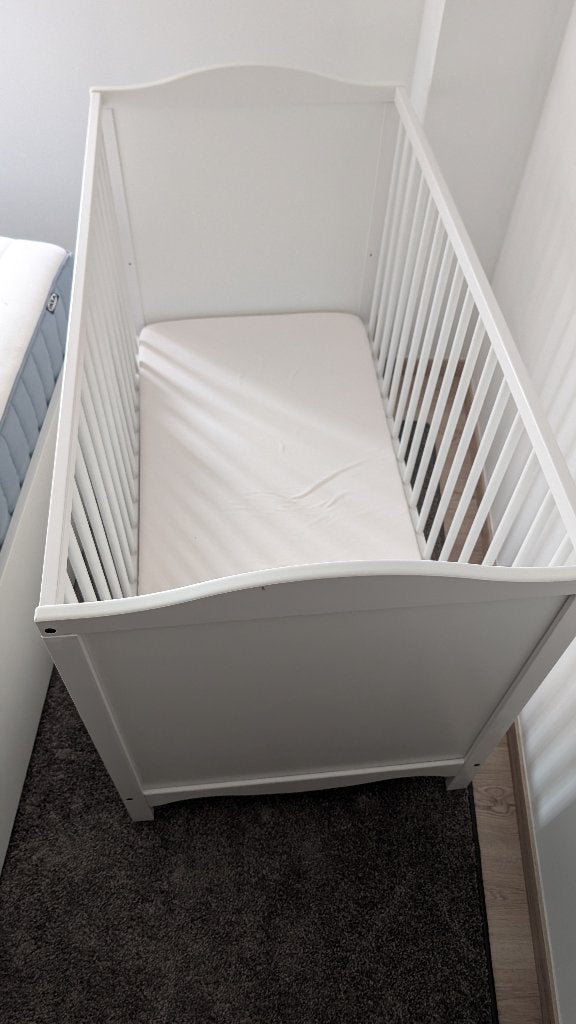 Lit bébé IKEA SMÅGÖRA blanc 60x120 cm + Matelas, Enfants & Bébés, Enlèvement ou Envoi, Matelas, Moins de 70 cm, Comme neuf
