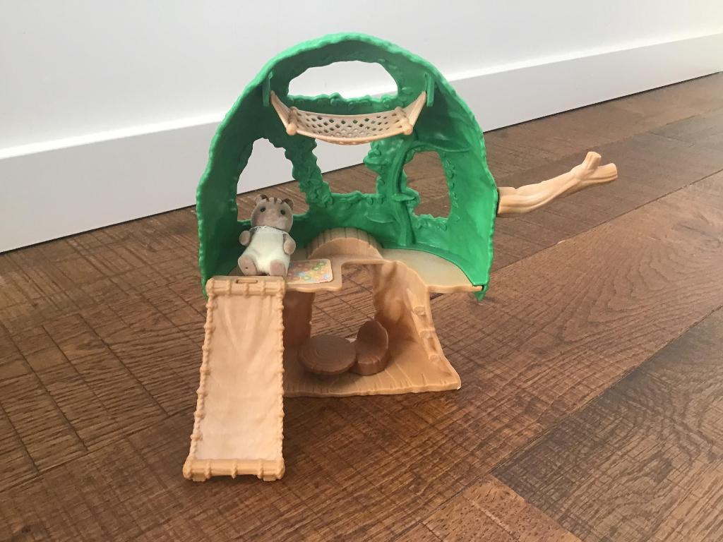 Sylvanian Families Boomhut met eekhoorn, Kinderen en Baby's, Ophalen, Zo goed als nieuw, Poppenhuis