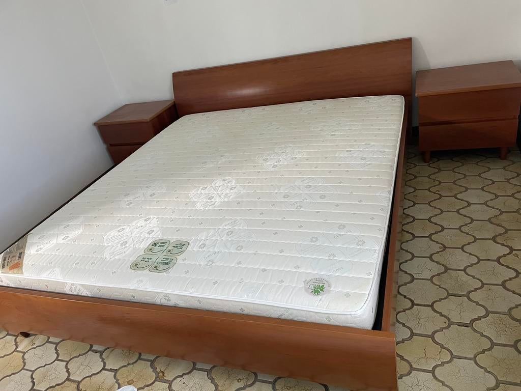 Dubbel bed en 2 nachttafels, Huis en Inrichting, Slaapkamer | Complete slaapkamers, Ophalen, Gebruikt, Tweepersoons
