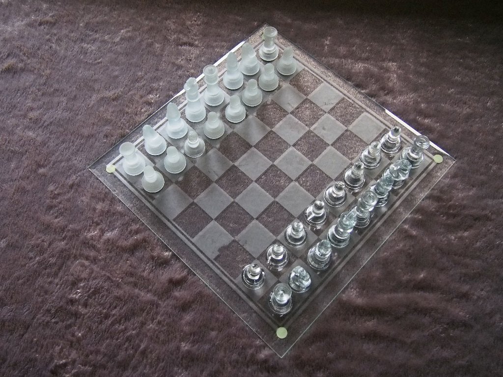 Glazen schaakbord met mat en heldere stukken, Een of twee spelers, Ophalen, Zo goed als nieuw