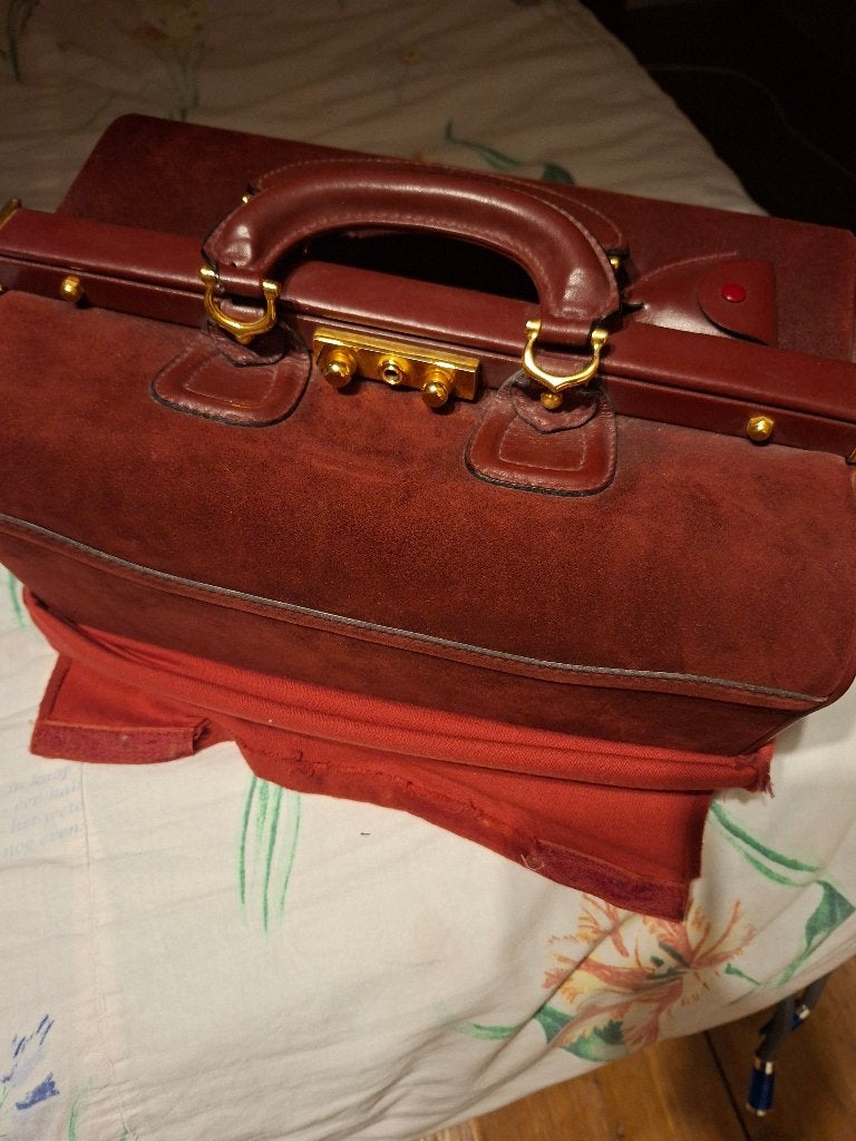 Valise cartier + pochette, Enlèvement