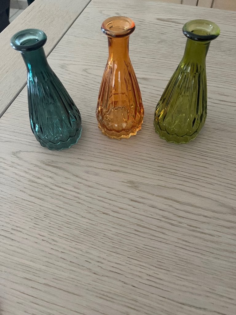 3 gekleurde vaasjes, Enlèvement