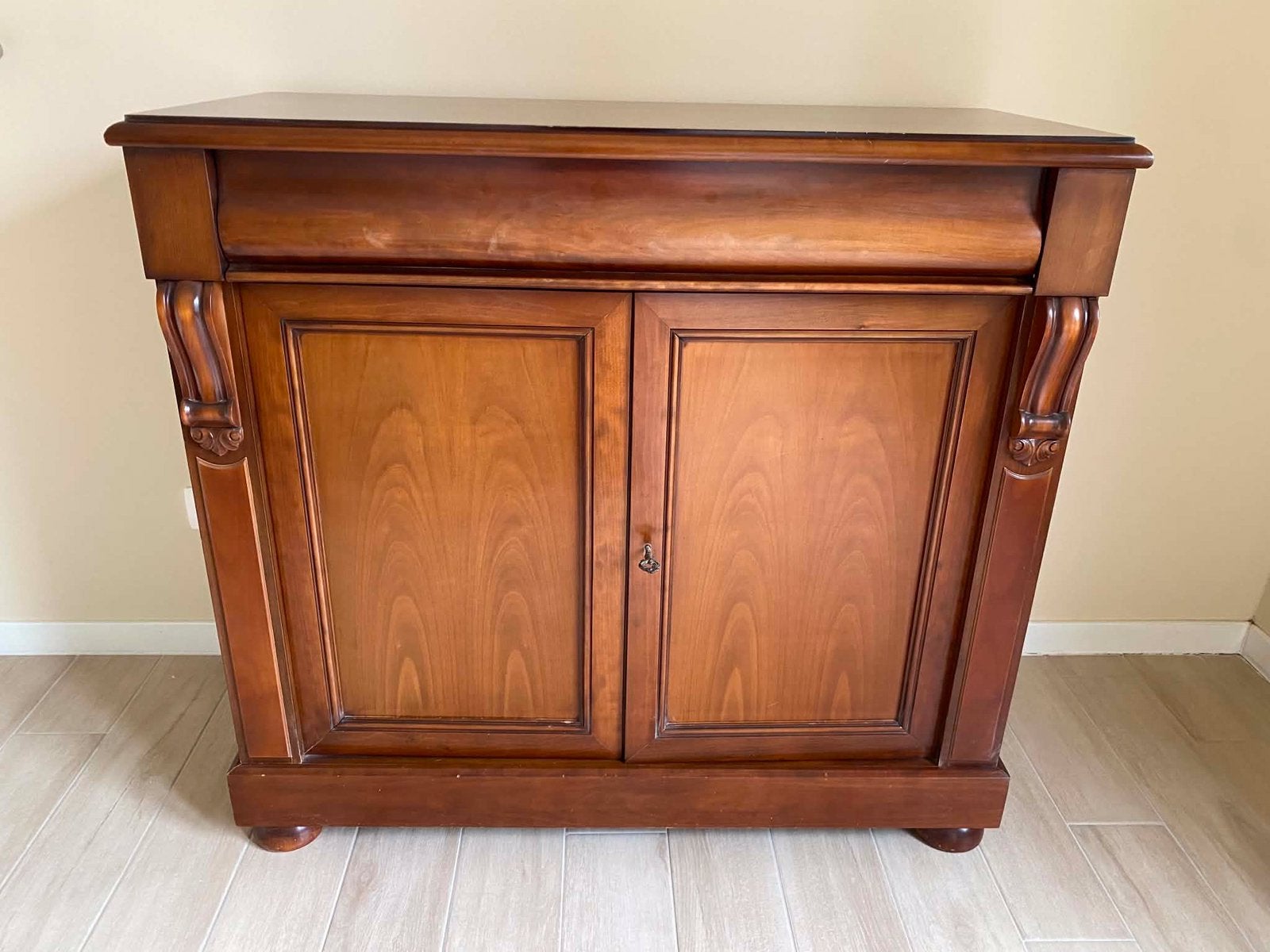 2 buffets identiques et robustes en bois foncé épais., 25 à 50 cm, Avec porte(s), Comme neuf, 100 à 150 cm