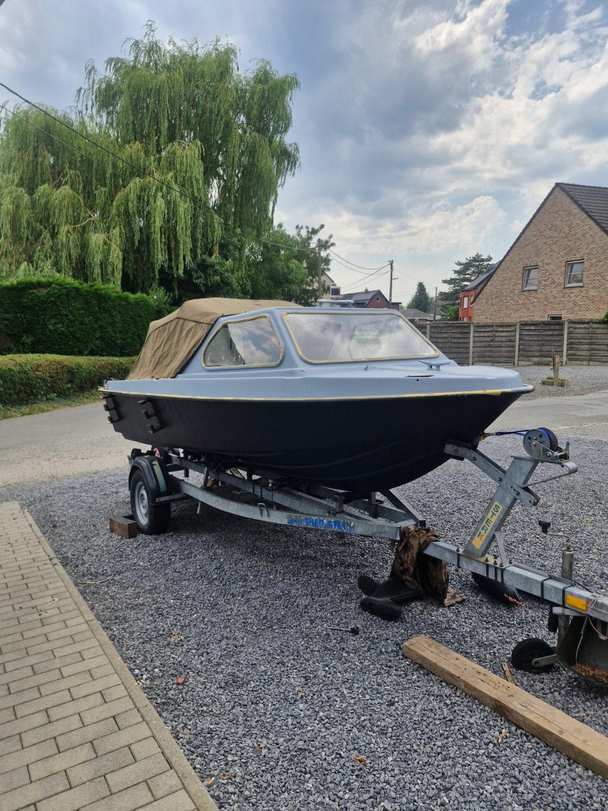 Volledig gerenoveerde Zweedse polyester kajuitboot + trailer, Ophalen, Viertaktmotor, 5 m, Zo goed als nieuw
