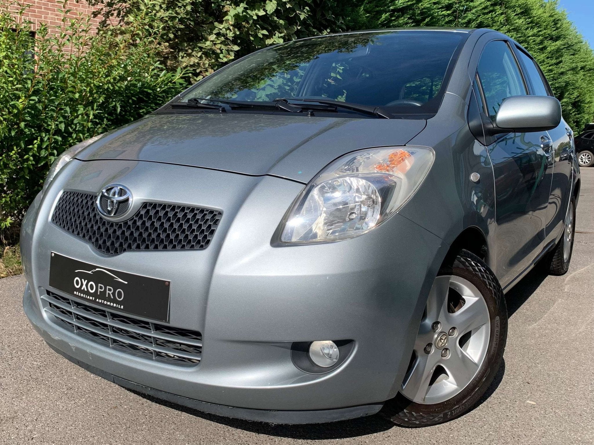 Toyota Yaris 1.3i / 5 PORTES / CLIM AUTO / PRIX À EMPORTER, Autos, Toyota, Argent ou Gris, 87 ch, Boîte manuelle, 5 portes