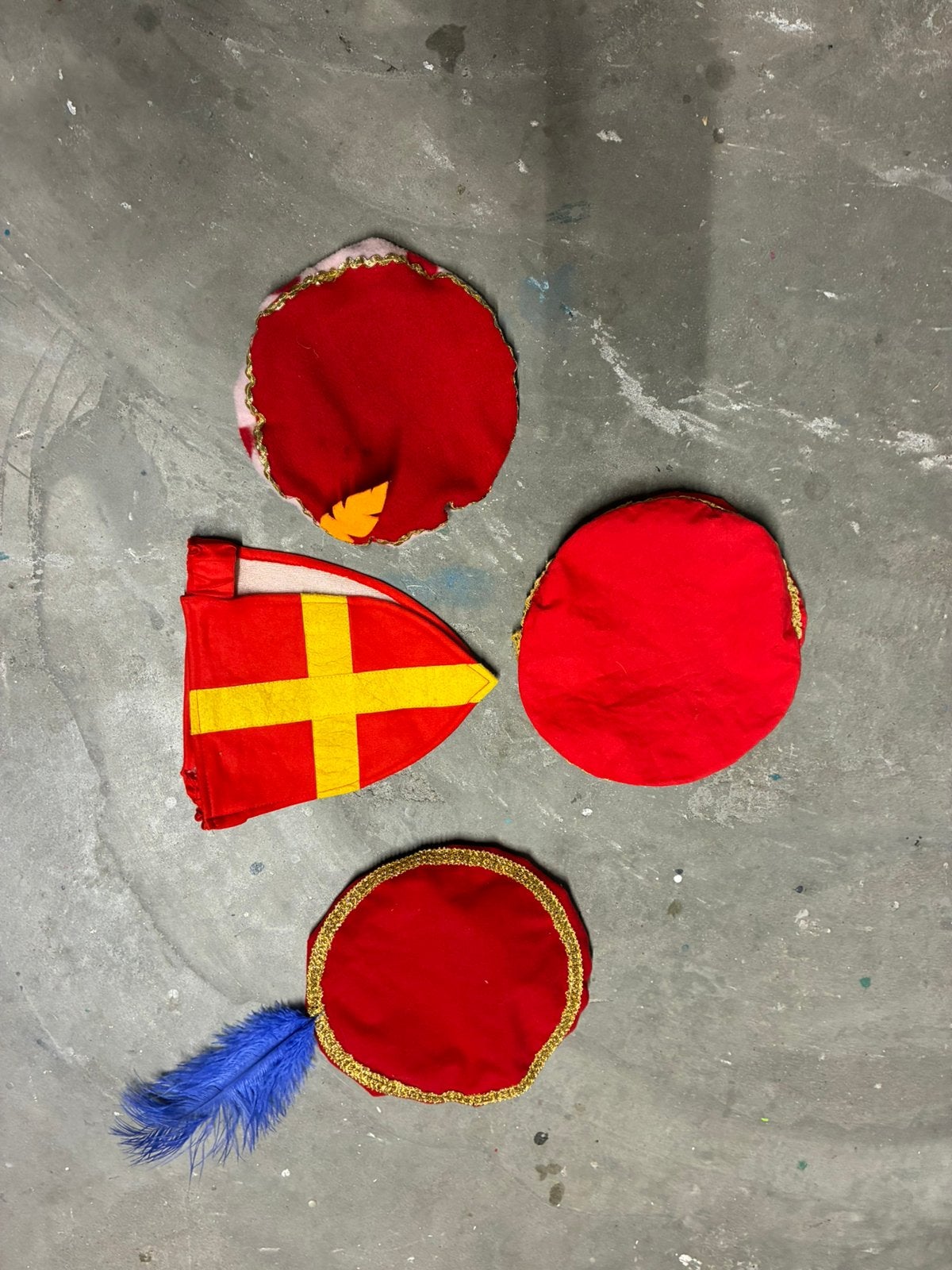 Costumes du Père Noël et de Piet, Divers, Enlèvement ou Envoi, Utilisé