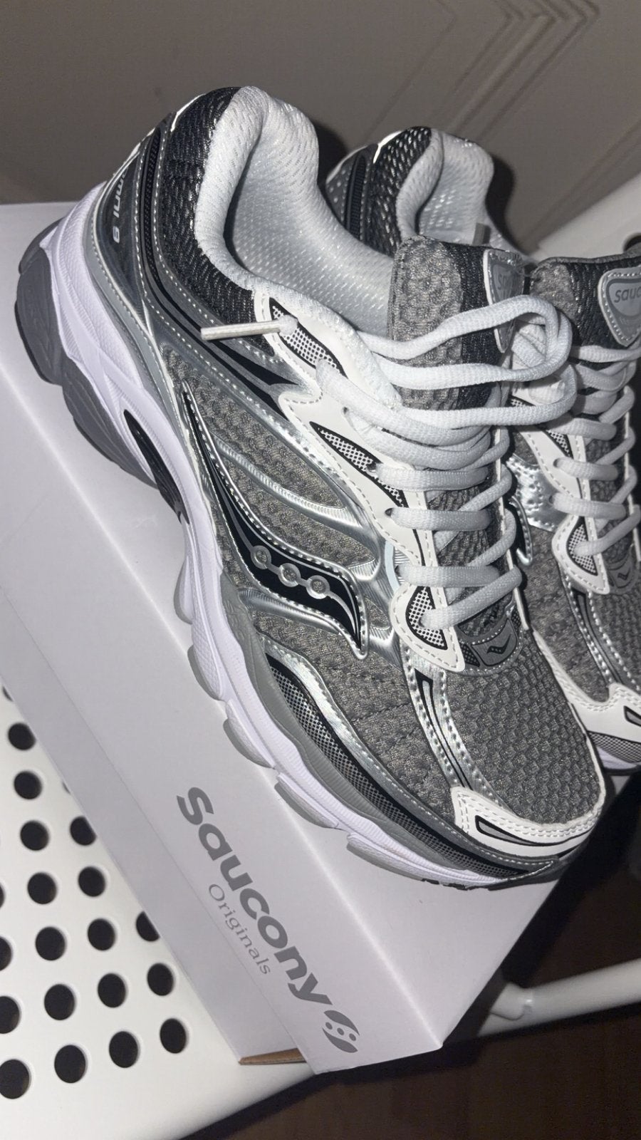 Saucony omni 9 gris taille 42, Vêtements | Hommes, Neuf, Enlèvement ou Envoi, Blanc, Baskets
