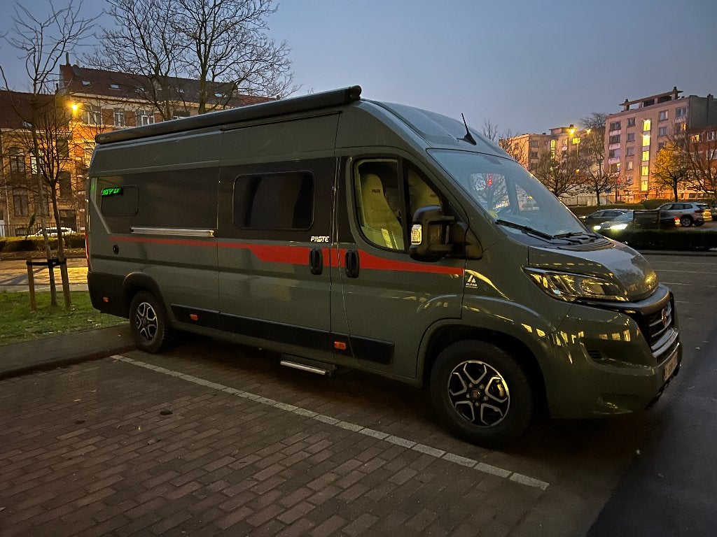 Exclusif Pilote V630J Premium (2025) Automatic, Siège de train, Jusqu'à 4, 6 à 7 mètres, Toilette à cassette