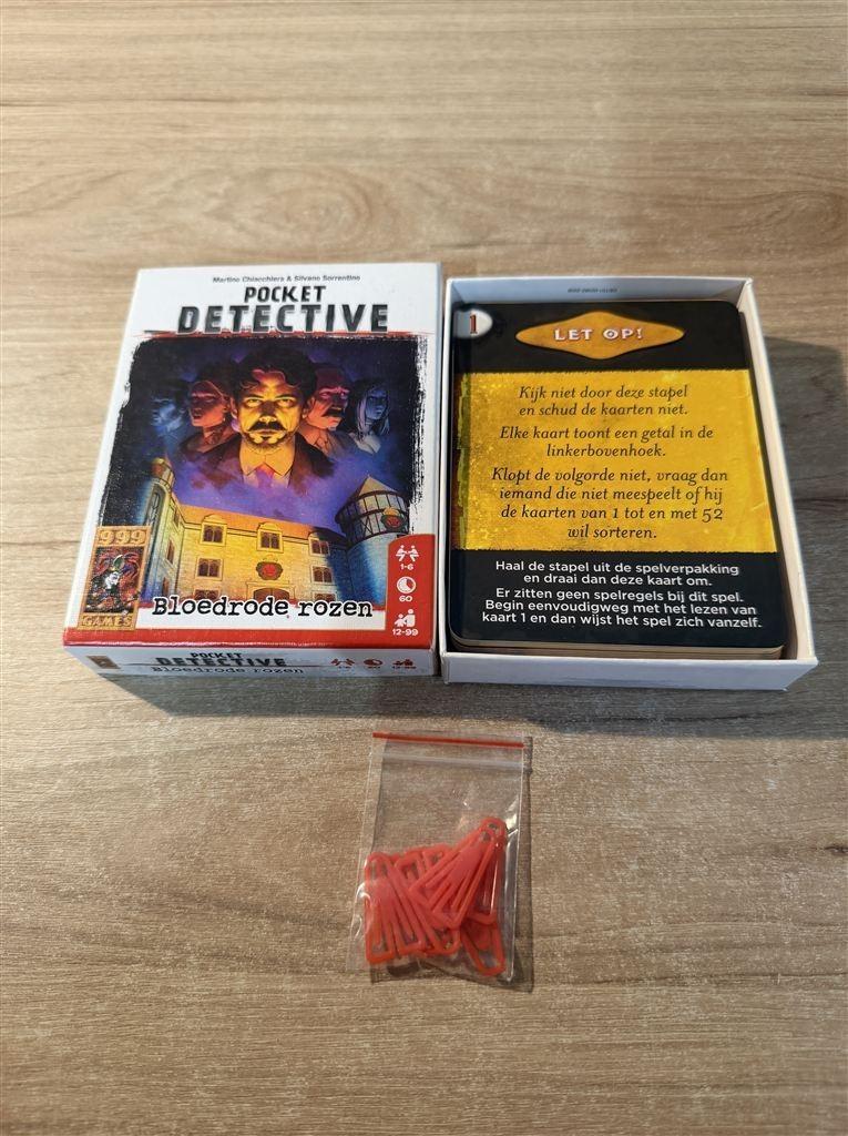 pocket detective bloedrode rozen - 999 games - s6435, Hobby en Vrije tijd, Gezelschapsspellen | Bordspellen, Verzenden, Zo goed als nieuw