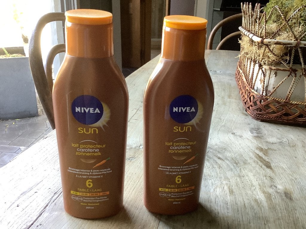 2 flessen Nivea zonnemelk 6, Bijoux, Sacs & Beauté, Enlèvement, Neuf, Coup de soleil ou Après-soleil