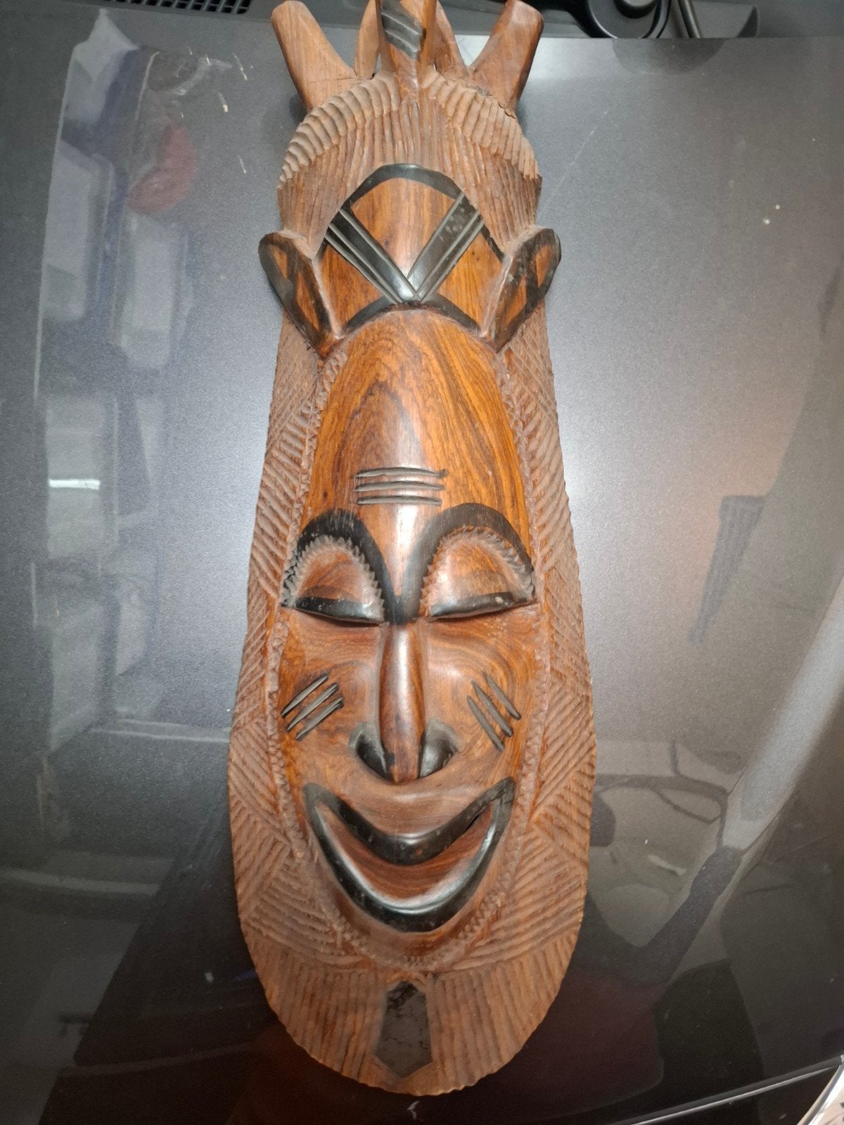Masque sculpté à la main, Enlèvement ou Envoi