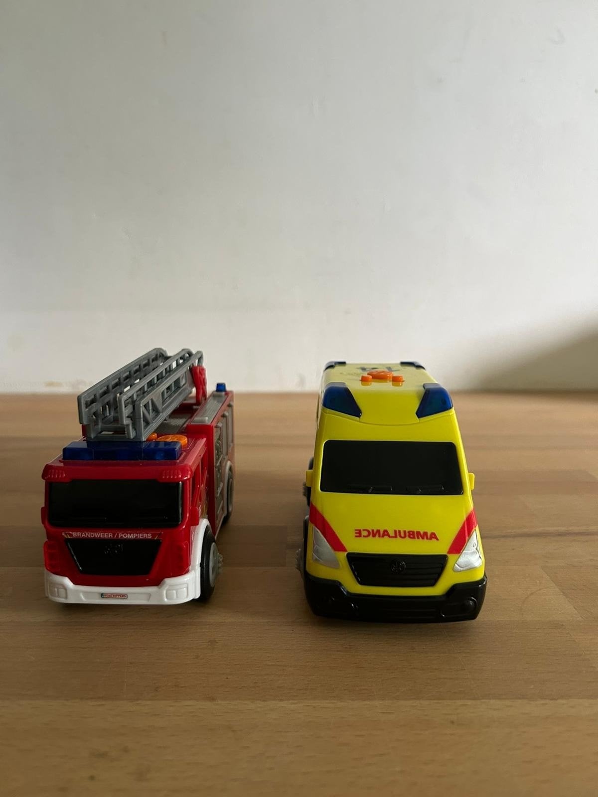 Ambulance et camion de pompiers, Enlèvement ou Envoi, Utilisé