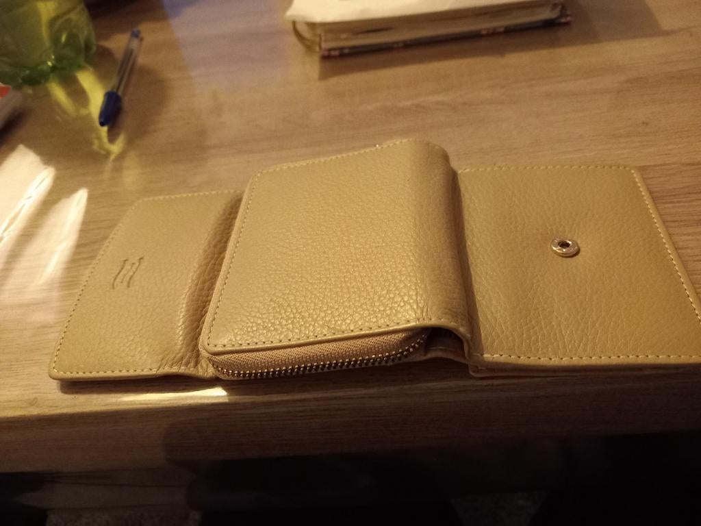 Portemonnee die gemakkelijk is voor in handtas, Handtassen en Accessoires, Toilettassen, Ophalen, Zo goed als nieuw, Beige, Dame