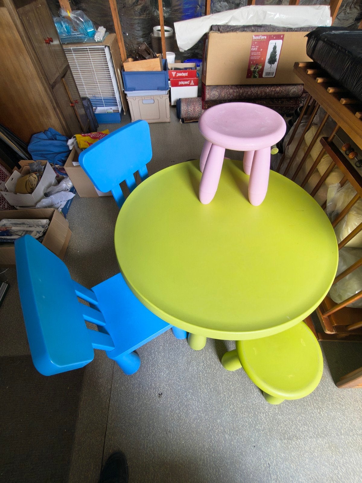 Ikea mammut kindertafel, 2 stoelen, 2 krukjes, Enlèvement, Chaise(s)