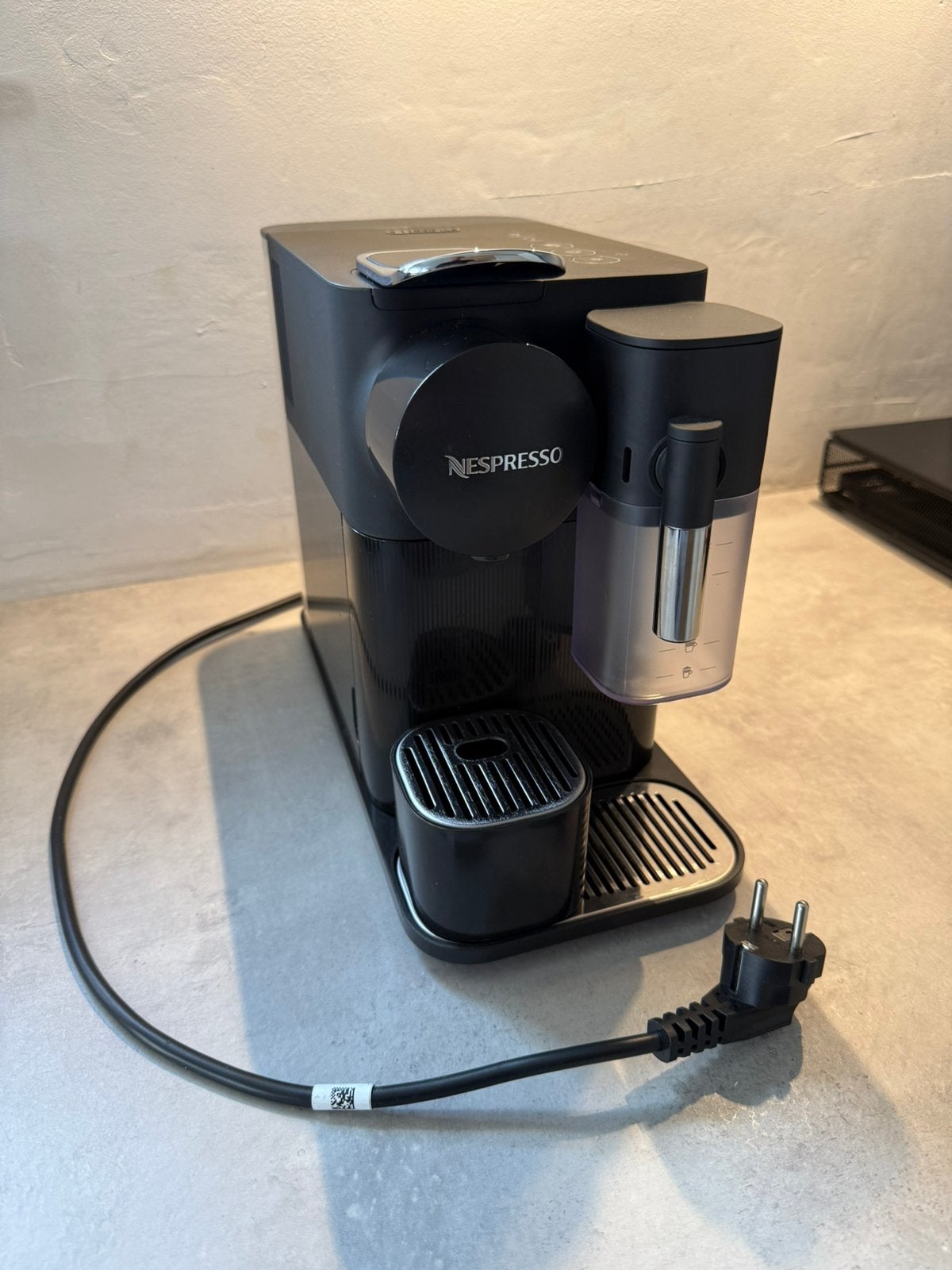 Nespresso Latissima one koffieapparaat, Réservoir d'eau amovible, Dosettes et capsules de café, 1 tasse, Utilisé