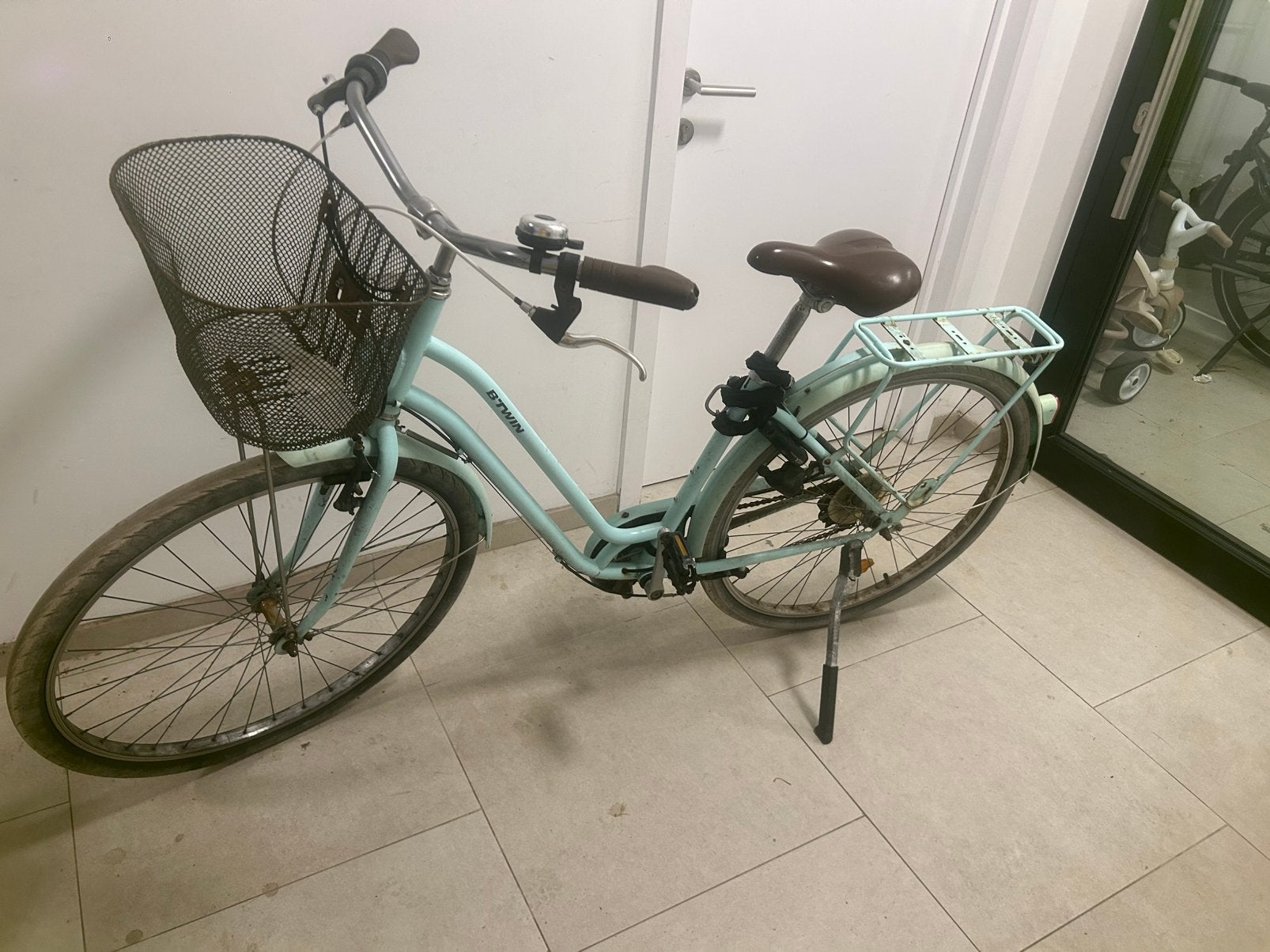 Decathlon btwin fiets met slot, Fietsen en Brommers, Fietsen | Dames | Moederfietsen, Ophalen, Zo goed als nieuw