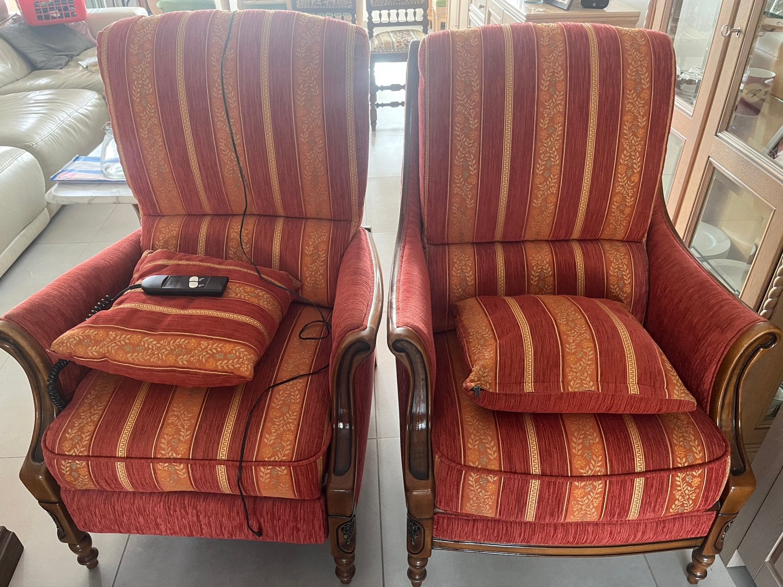 Deux anciens fauteuils en bois (chêne), Enlèvement