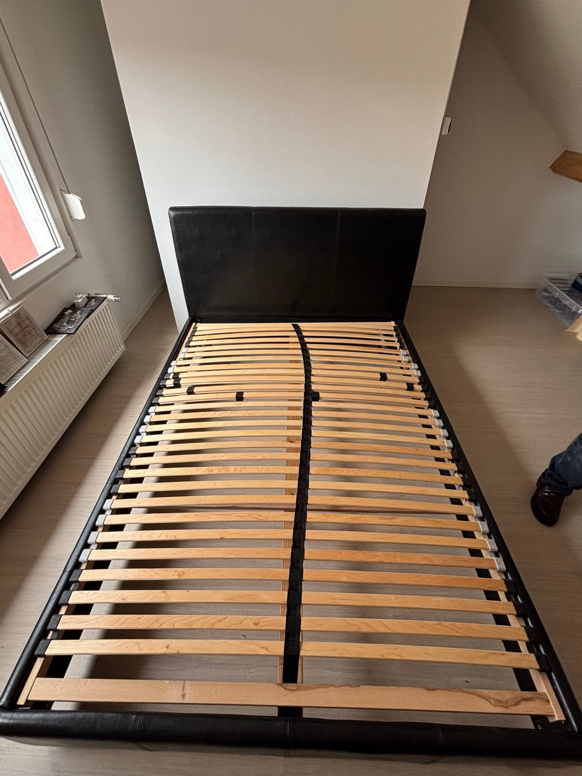 Bed zwart twijfelaar, Ophalen, Zo goed als nieuw, Twijfelaar, Zwart