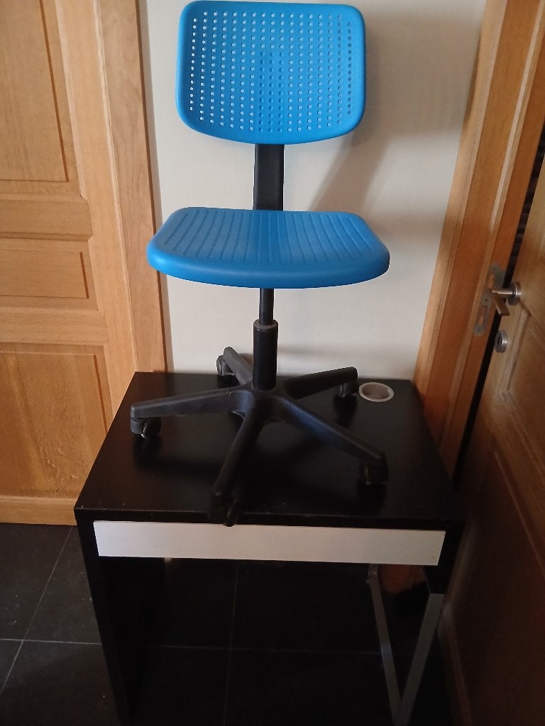 Bureau et chaise ikea pour enfant, Enlèvement, Utilisé, Bleu, Chaise de bureau