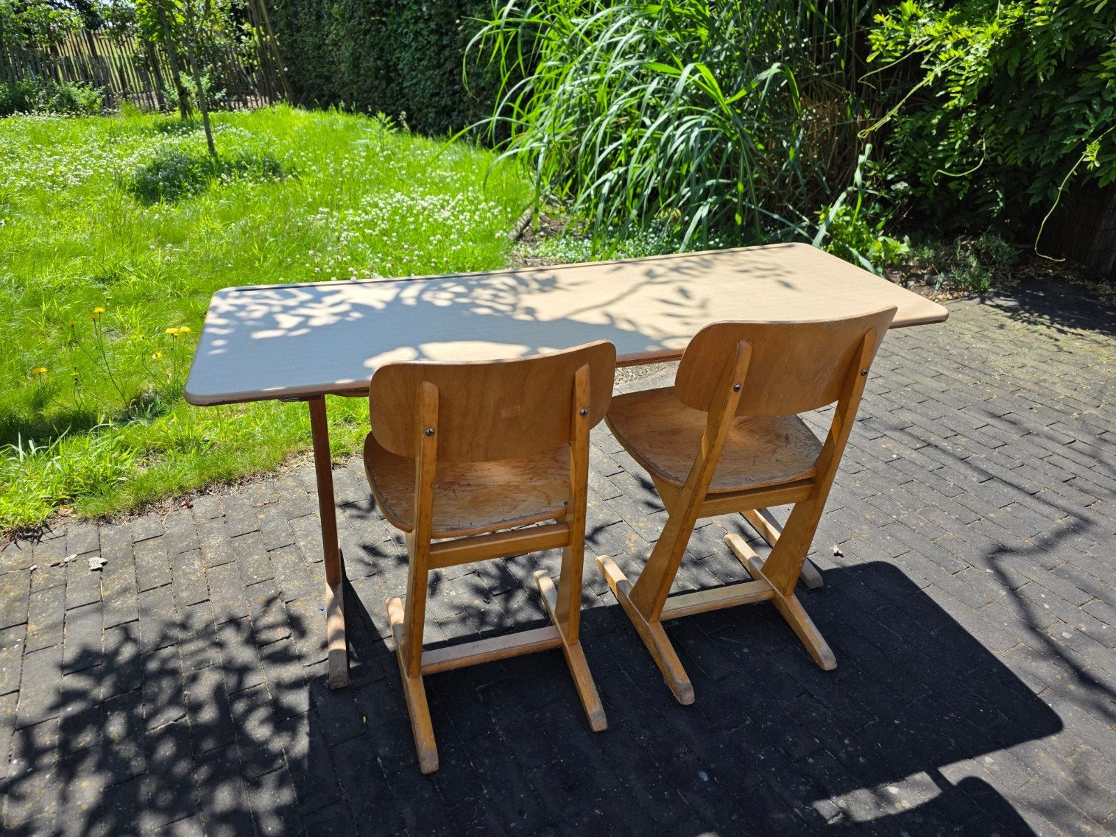 Houten schoolbankje met twee bijpassende stoelen. Retro, Antiek en Kunst, Ophalen