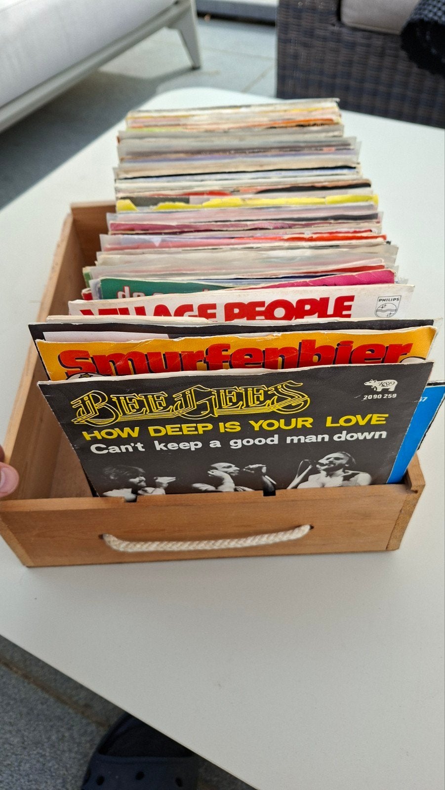 Houten kist met +/- 75 vinyl singles jaren 70/80, Ophalen, LP, Gebruikt, 7 inch