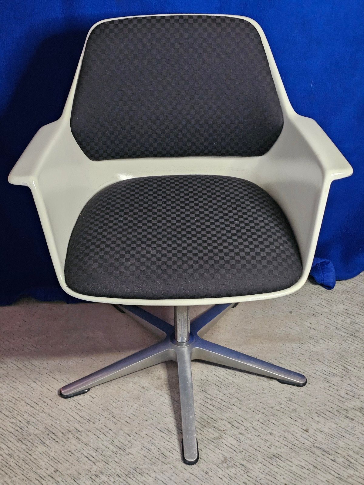 Chaise pivotante Wilkhahn de Georg Leowald, Enlèvement