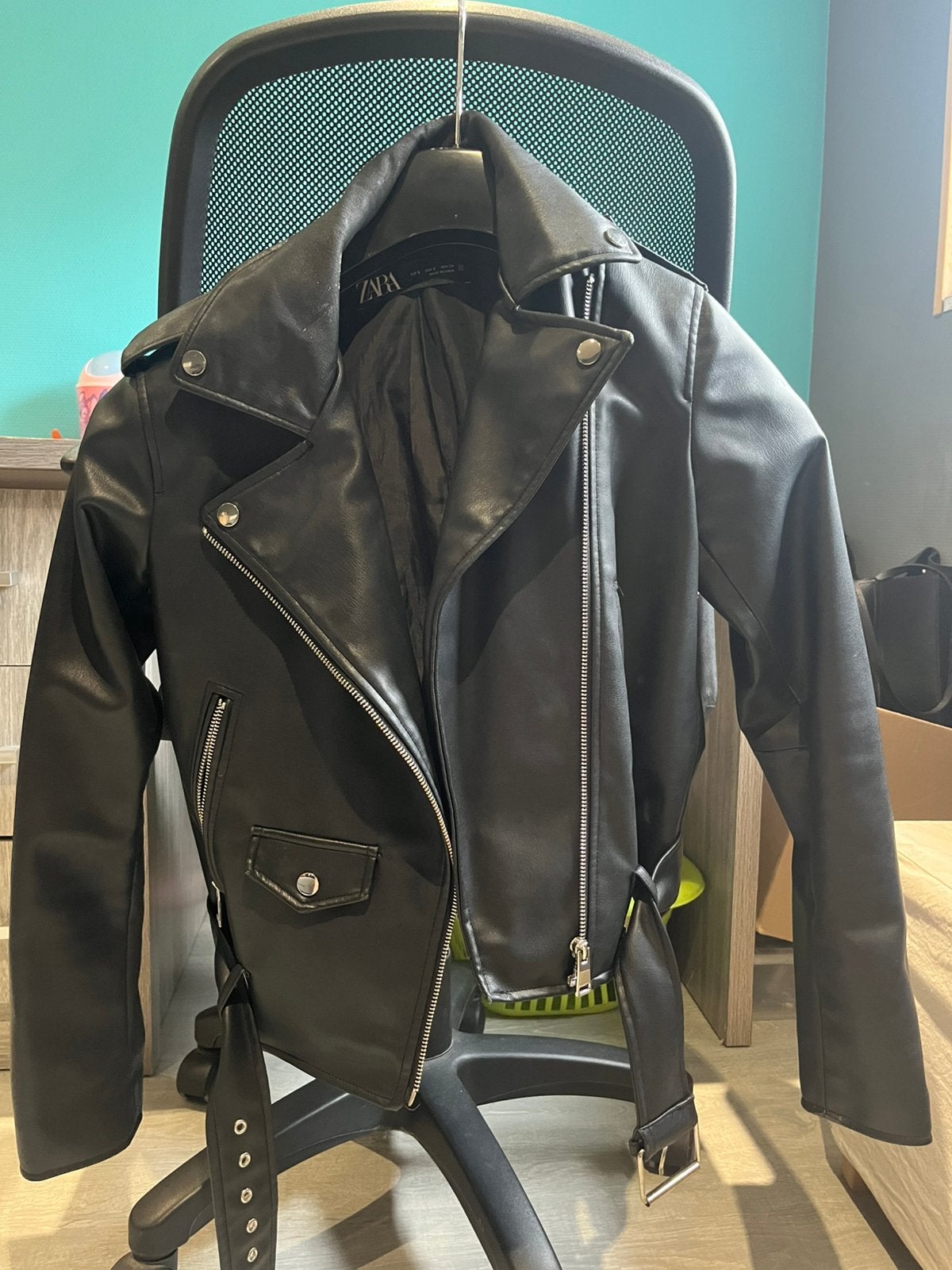 Veste, Enlèvement