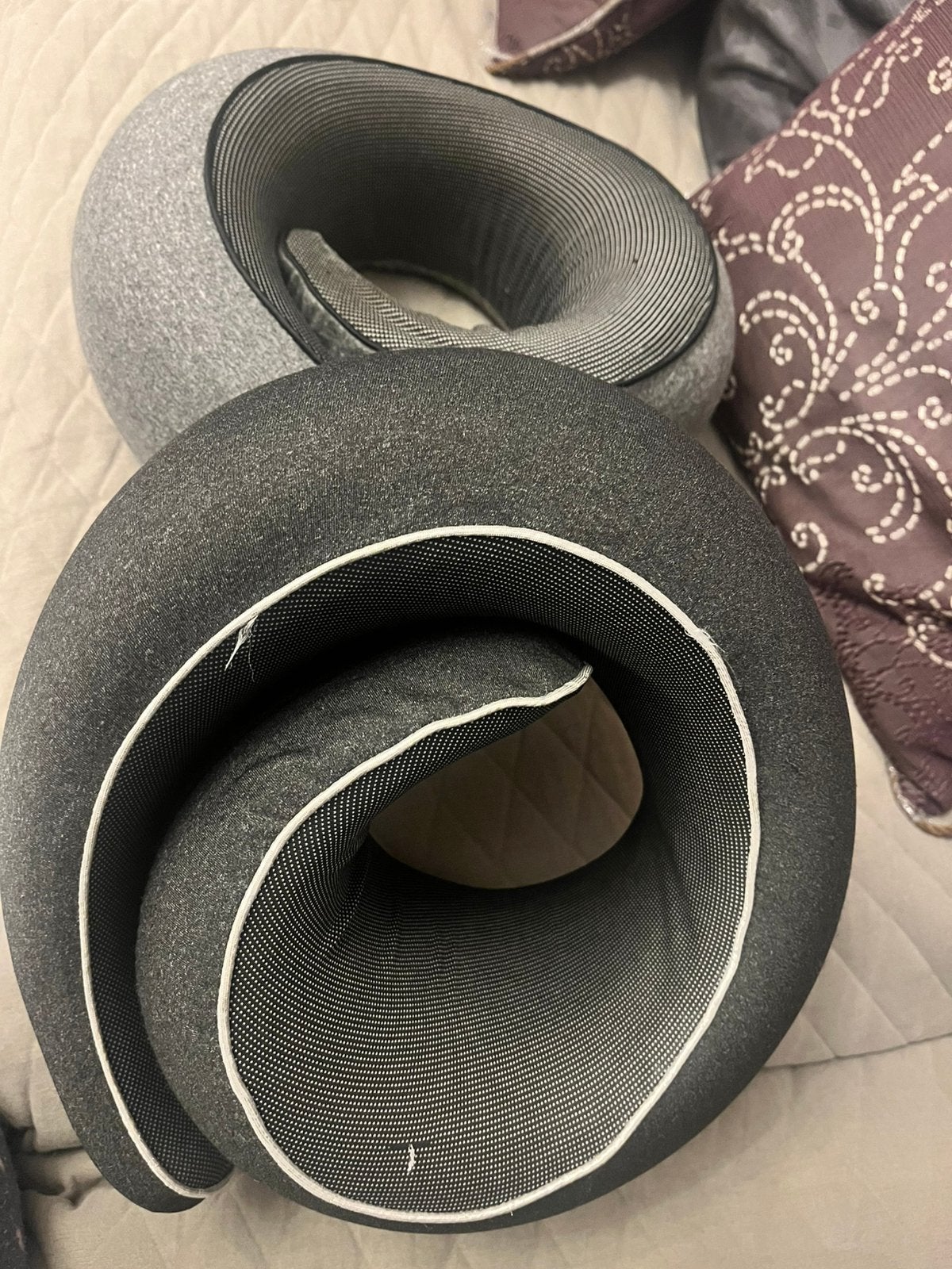 Lot de 2 oreillers de voyage ergonomiques haut de gamme, Enlèvement ou Envoi, Comme neuf