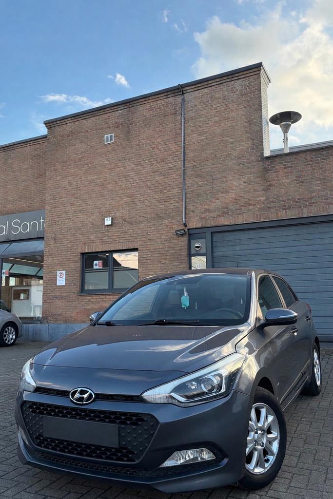 Hyundai i20 1.2i Euro6 – 2017 – 140 500 km – 6 950 €, Auto's, Bluetooth, Zwart, Handgeschakeld, 5 deurs