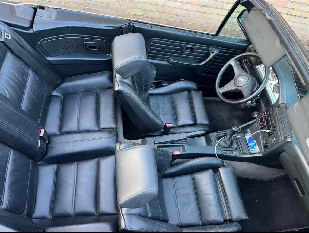 BMW E30 320i Cabrio Beaucoup renouvelée - 179 000 km - Noir, Cabriolet, Boîte manuelle, Noir, 95 kW