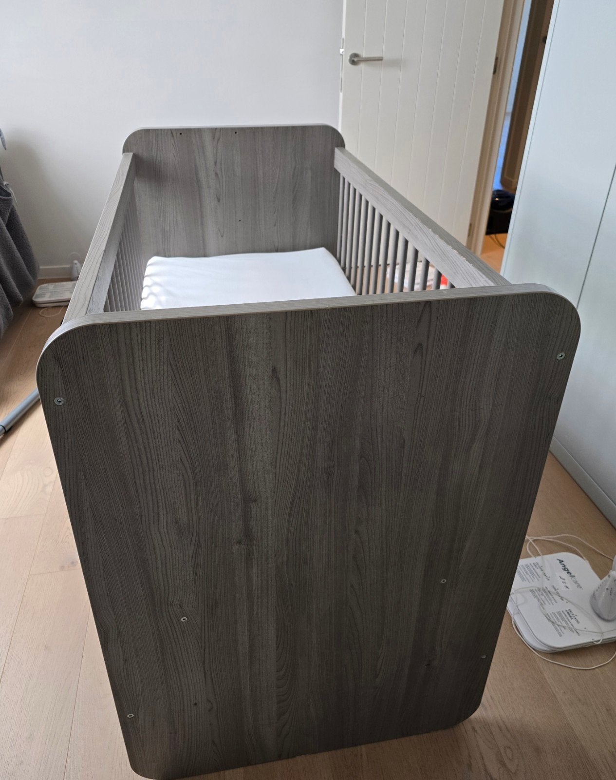 Stoer grijs houten babybedje / ledikant inclusief matrasje, Kinderen en Baby's, Kinderkamer | Complete kinderkamers, Ophalen, Zo goed als nieuw