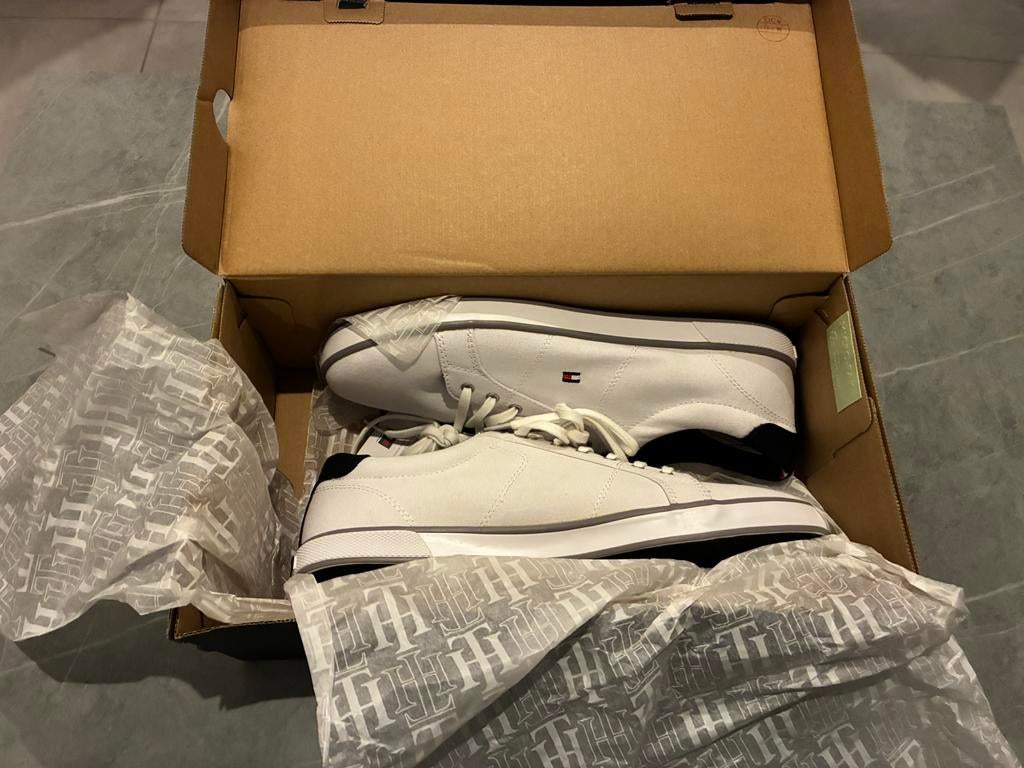 Nieuwe schoenen Tommy Hilfiger maat 43, Kleding | Heren, Schoenen, Wit, Nieuw, Ophalen of Verzenden, Sneakers