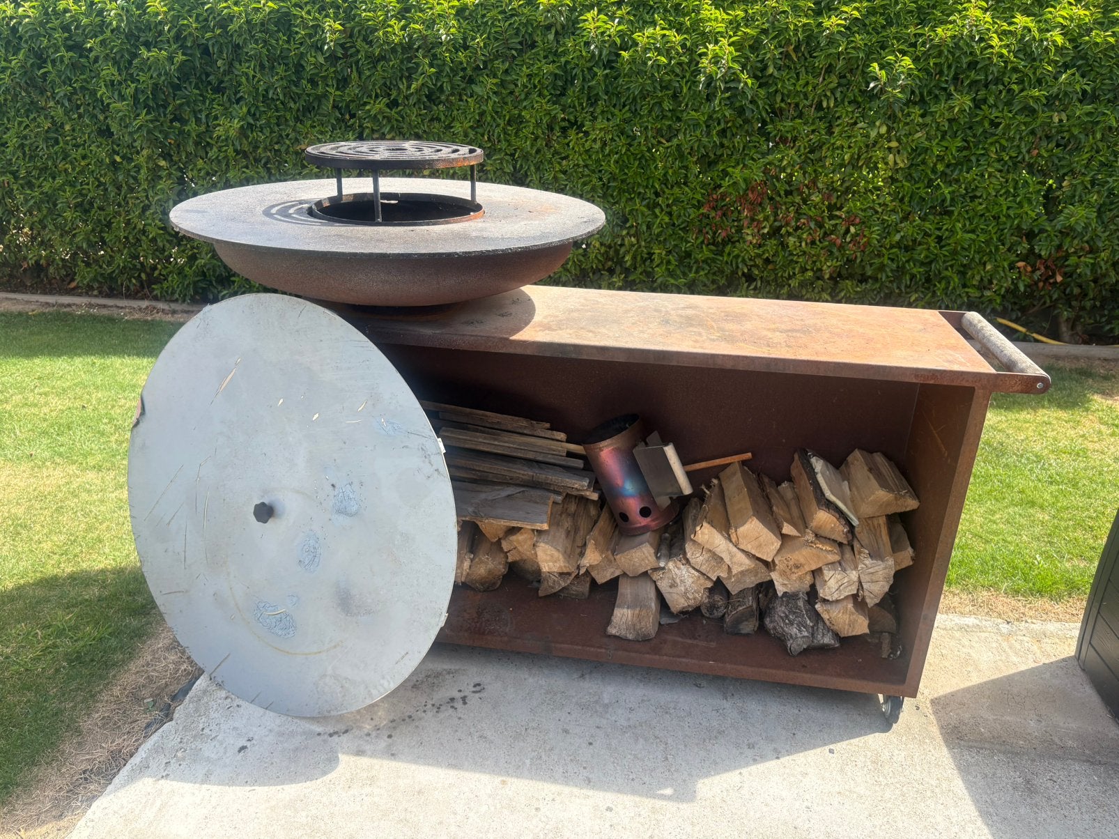 Cortenstalen Barbecue Plancha 95 cm – Verrijdbaar, Tuin en Terras, Houtskoolbarbecues, Ophalen, Gebruikt