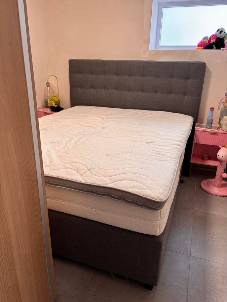 Grijze boxspring 200x160 + matrassen en topper, Ophalen, Tweepersoons, Zo goed als nieuw, 200 cm