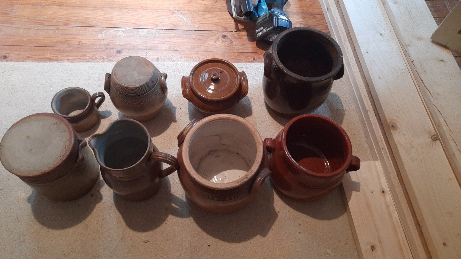 Pots et cruches divers en faïence, Enlèvement